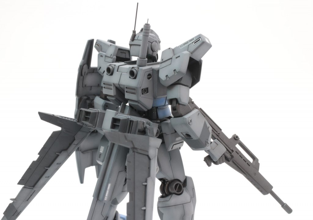 背面がとてもいい感じです。アレックスと同じタイプのバックパックですが、バーニア部分は干渉するのと、流石に腰ユニットに直噴はまずかろうということで埋めました。EGガンダムのヘリウムコアが無改造でまんまハマりました。