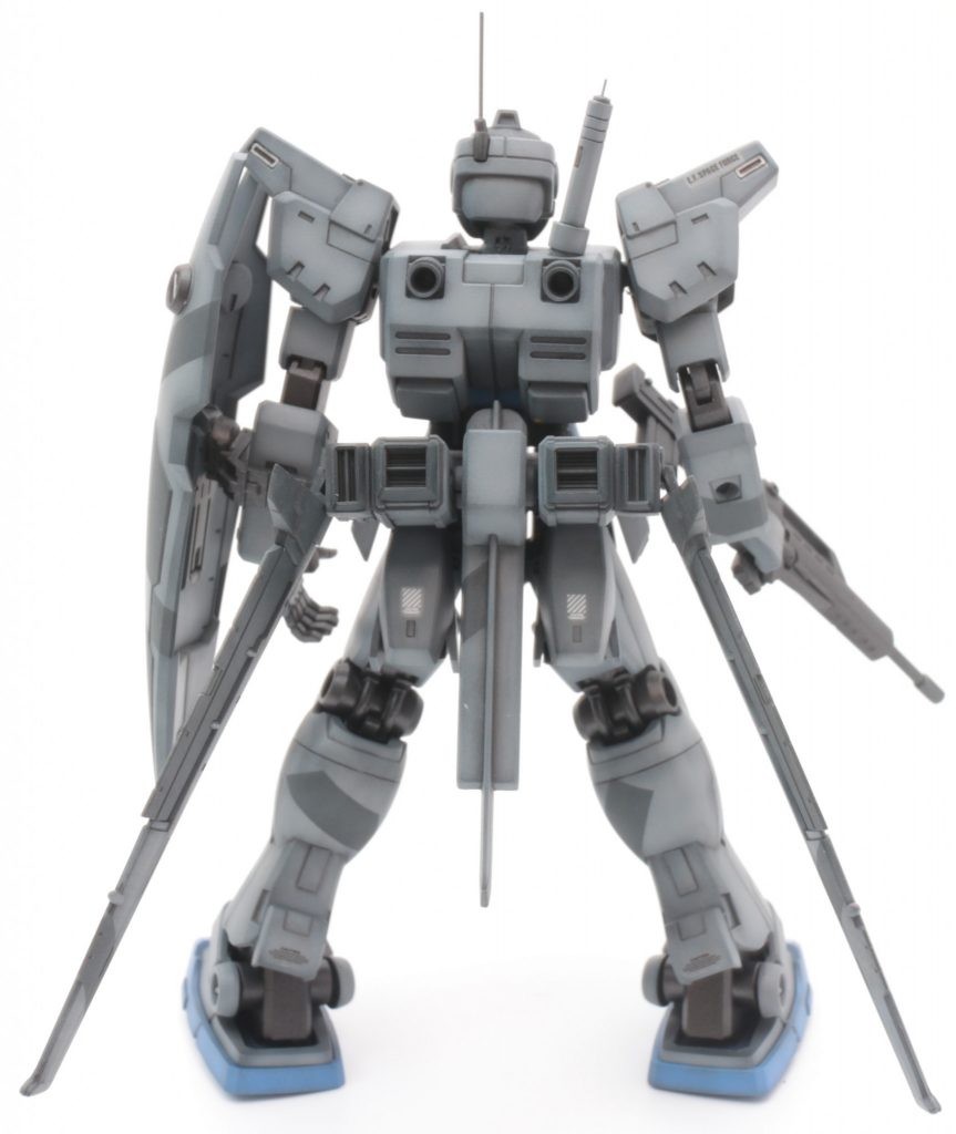 【試験結果とその後】本機はキャリフォルニアベース周辺でテストが実施され性能が評価された。要求事項のうち空中機動性と火力については及第点であったものの、航続距離が極端に短いという欠点を抱えていた。MS形態の空力特性は劣悪だったため、腰部ユニットに配置した翼面によって生じる揚力だけでは空中で自重を支えることができず、浮上を推進剤に頼っているため推進剤消費が莫大で、戦闘機動の持続時間は数分だった。また当時のMSのOSは空戦に対応しておらず、腕を動かす、銃を構えるといった所作による空力特性の変化によるMSの飛行中の姿勢変化をパイロットの操縦によって修正することになってしまった。このような繊細な操作を要求することはテストパイロットからは著しく不評で実戦は不能という判定を受けた。この結果を受けて、人型の形態を保ったままMS自体に空戦能力を与えるという方針は転換され、MSを空戦に特化した形態に”変形させる”というアイデアが主流となった。本機の評価データはその後のアッシマーの開発に流用されることになった。その後、本機のコンセプトを受け継ぐMSとしてはバイアランが開発されるが、これも試作機数機が作成されるに留まり、本格的な単独空戦能力を有するMSはクスィーガンダムの登場を待つことになった。