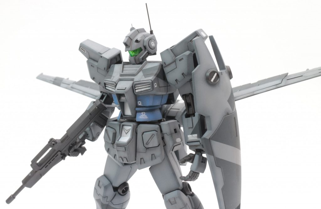 塗装はアクリジョンです。ZプラスやG3ガンダムのようなカラーパターンを狙いました。空戦試作ということでスプリッター迷彩を意識しました。ガンダムマーカーのメッキシルバーで一部塗装しましたが、素晴らしい輝度ですね。