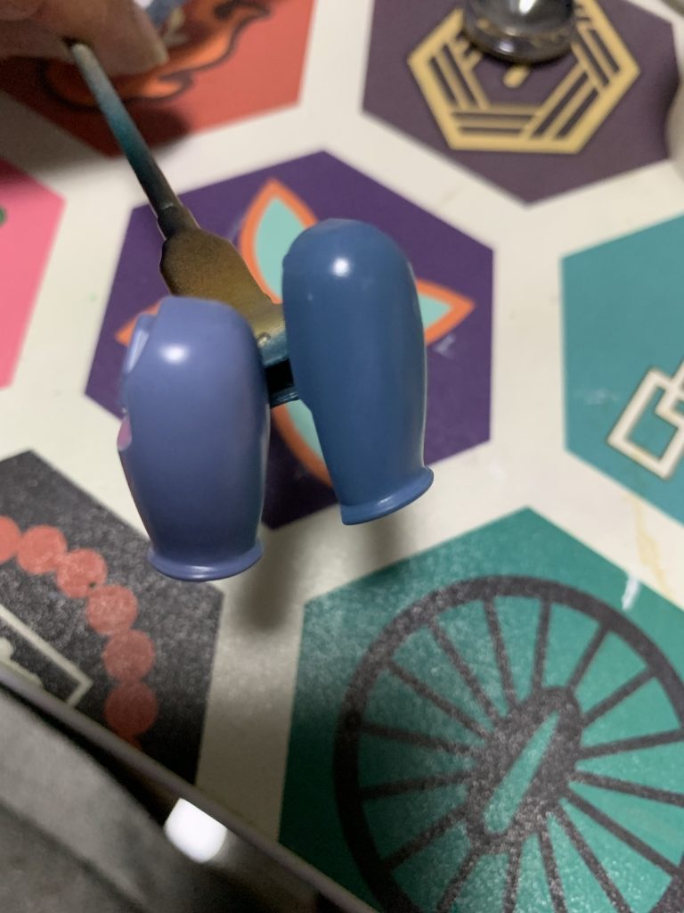 ボディ色はミディアムブルーに白を少し混ぜて調色した色で塗装してあります。左が成型色。右が塗装した物。成型色は試作の軍用機にしては妙に明るいような気がして、似た色味でもうすこし落ち着いた感じに・・・と思ってこうなりました。個人的には満足です。 「ヅダは最早ゴーストファイターではない・・・！」