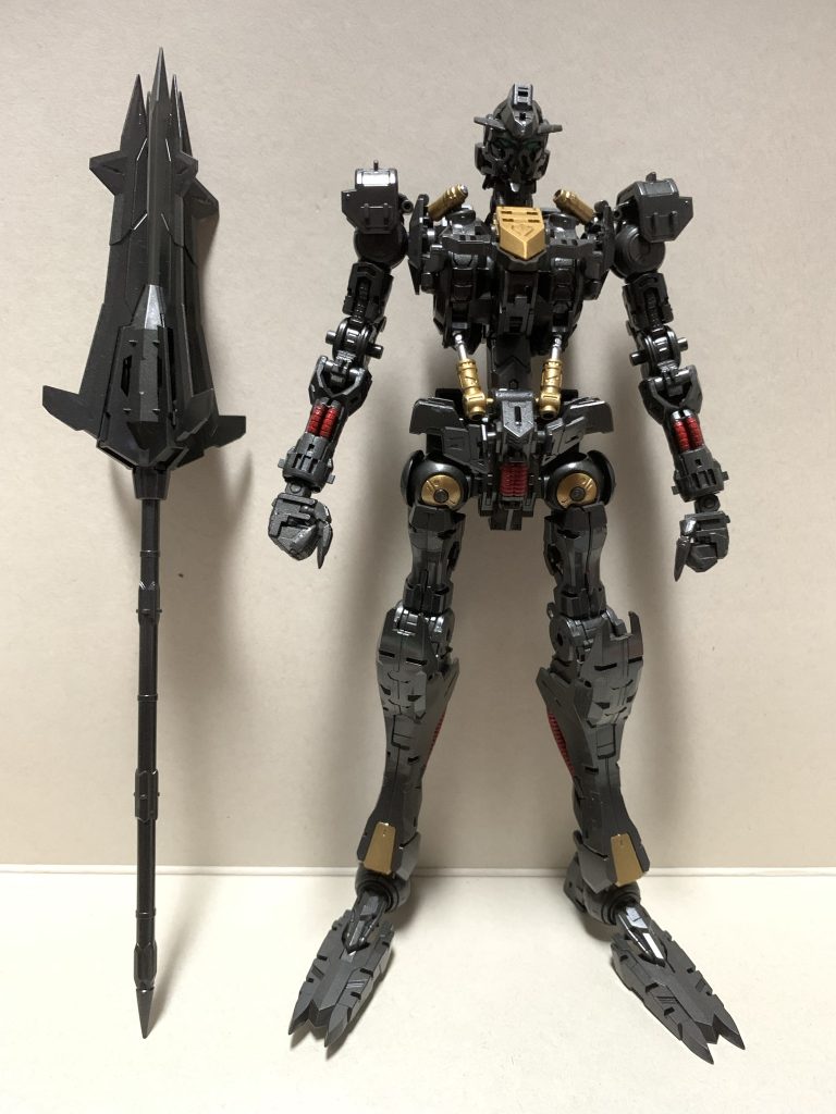 先にガンダムフレーム部分から組み立てました。ちょっと色味がさみしかったので、動力パイプ的な部分をすべて赤に。肩と腹のシリンダー受けパーツをゴールドに塗装しました。おかげでフレーム状態でもけっこーカッコイイ感じに。ただし、一度組み立ててしまうと二度とこの姿にする事はないのでもう見る事はないのが残念ですが。。。