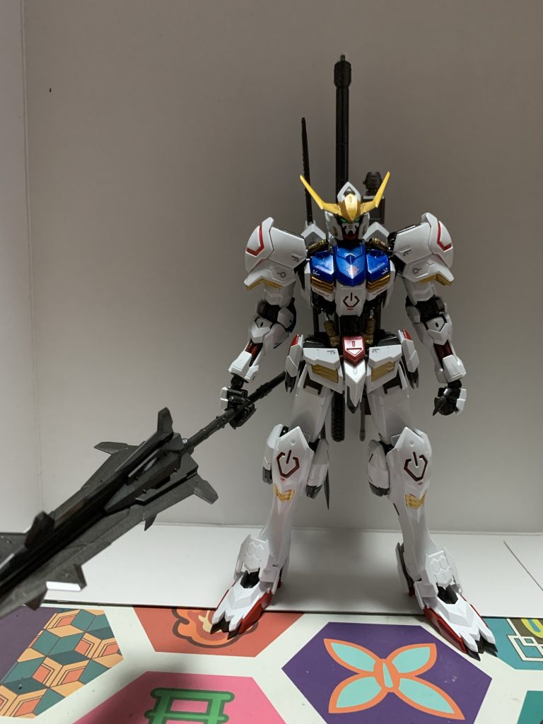 かなりイケメンかつ悪そうな感じのデザインに仕上がっております。滑空砲を構えるのはかなり面倒ですが、ソードとメイスに関しては簡単に持つ事ができ、メイスも難なく保持できるのでいいです。今回の塗装は、青:メタリックブルー⇒クリアブルー赤:メタリックレッド⇒クリアレッド黄:ゴールド⇒クリアイエロー白:クールホワイト⇒パールホワイト肩や膝のクリアピンクのパーツ:クリアレッドを成型色の上に塗装このような感じで仕上げました。目は当初「シールはいらないか。」と思ったけど、くみ上げると目元が暗くなってしまうため、シールを貼りました。おかげで光っているようにみえるのでまぁヨシです♪