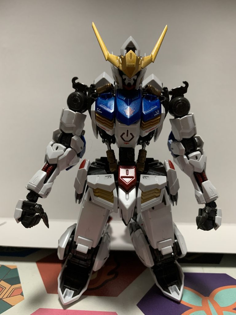 CGS倉庫に鎮座していた時をイメージ。本当は肩パーツのフレームがついてるんだけど、再現するにはばらさなきゃいけないので断念。でも跪いてるポーズも普通にとれます。