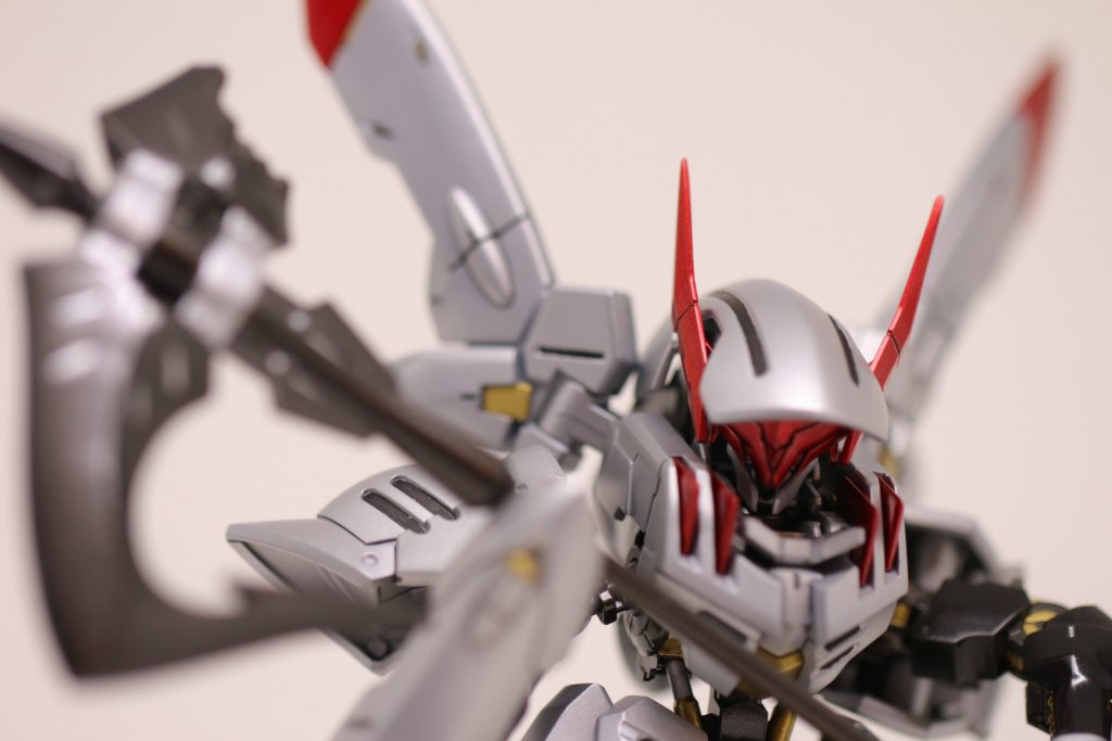 箱絵のカットに寄せました。この武装には、キット（ほぼ）唯一の目立つ合わせ目が出ます。ここさえなければ、合わせ目なしの良キットだったんですが・・タミヤセメントさんと、パテで埋めています。