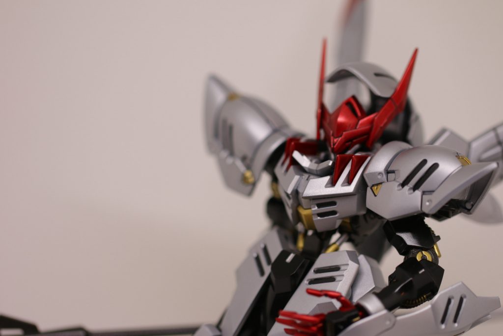 マスクとバーニアの先端は尖らせています。今回手を加えたのはそこだけです。塗装に関しては、いつも色味に迷いますね。他の方のように、カッコいいカラーにしたいんですが、なかなかできない。こればかりはセンスでしょうね‥