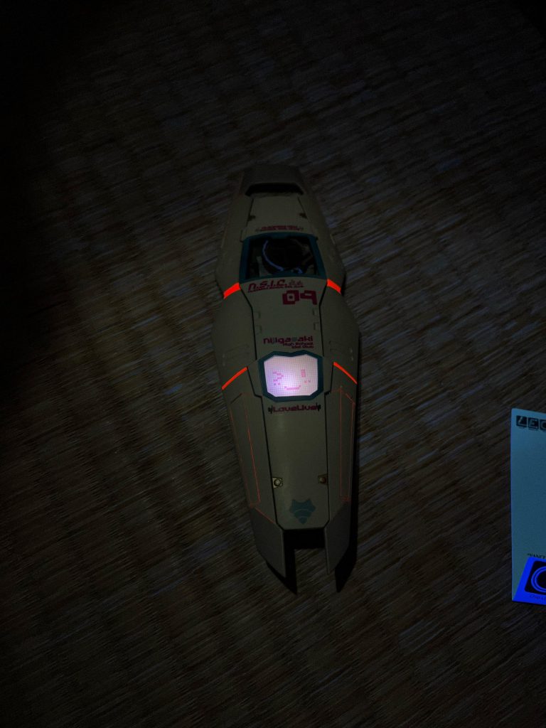 りなちゃんボードの点灯テスト。明るすぎると写真にしたときに明るくぶっ飛んでしまうので、光量をかなり抑えています。このバランスが意外と難しい。