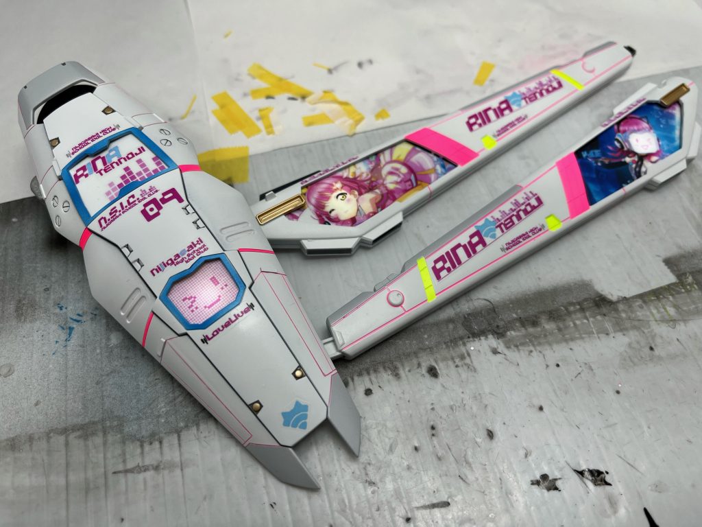 今回もデカール類は全てオリジナルデザインの自作です。りなちゃんボードをどこにどうやって入れ込むか悩みましたが、シールドにぴったりハマってお気に入り。