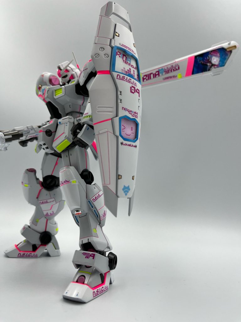 電飾ありきの塗装とはいえ、普段はそのままディスプレイするので明るい状態でのカラリーングにも気を使っています。りなちゃんの楽曲【ツナガルコネクト】の衣装がモチーフとなっています。