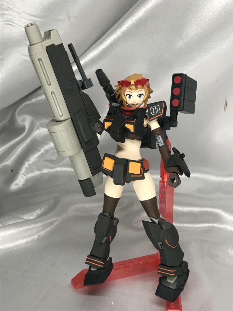 フミナと言いつつボディはダイバーナミから。塗装もあって腕関節がかなり渋いので、複合ランチャーも難なく構えられます。