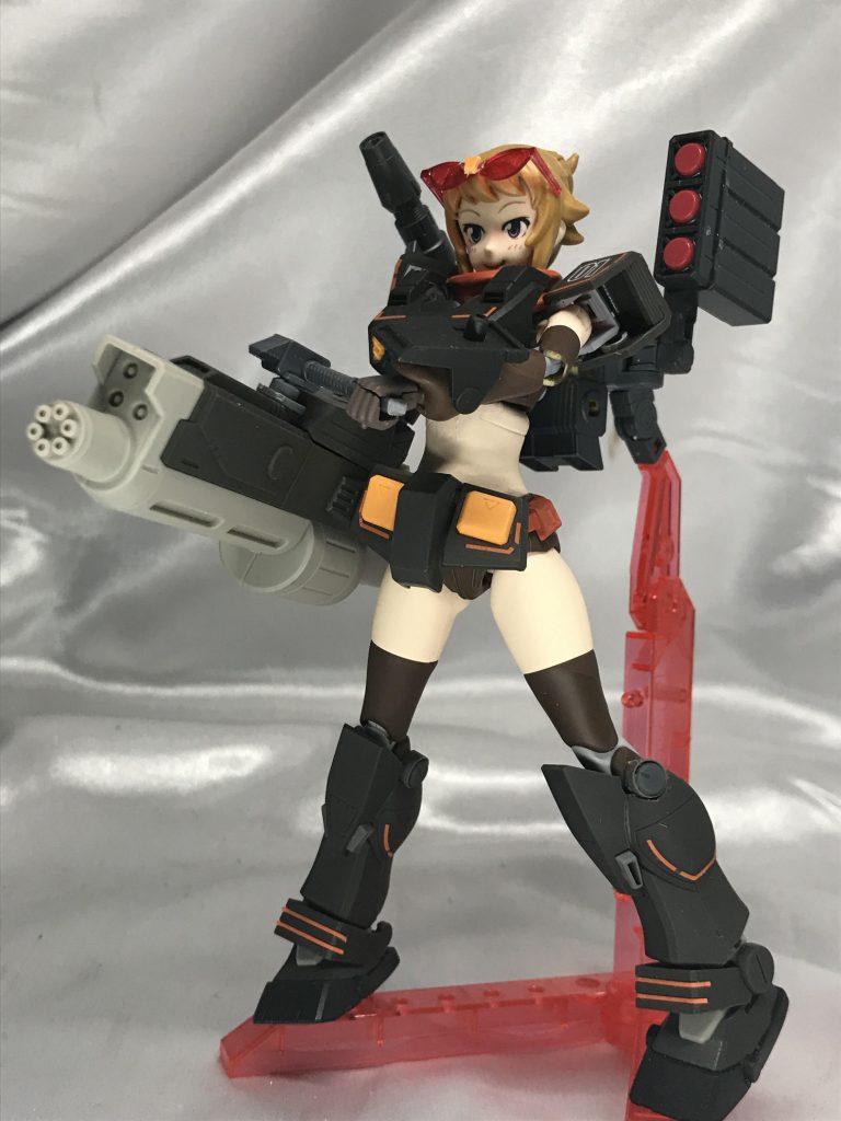 片手撃ちもできるんですが、フォアグリップも好きなんで作りました。本来左肩に武器はないんですが、カウンターウェイトが欲しかったんでミサイルランチャーを担がせています。