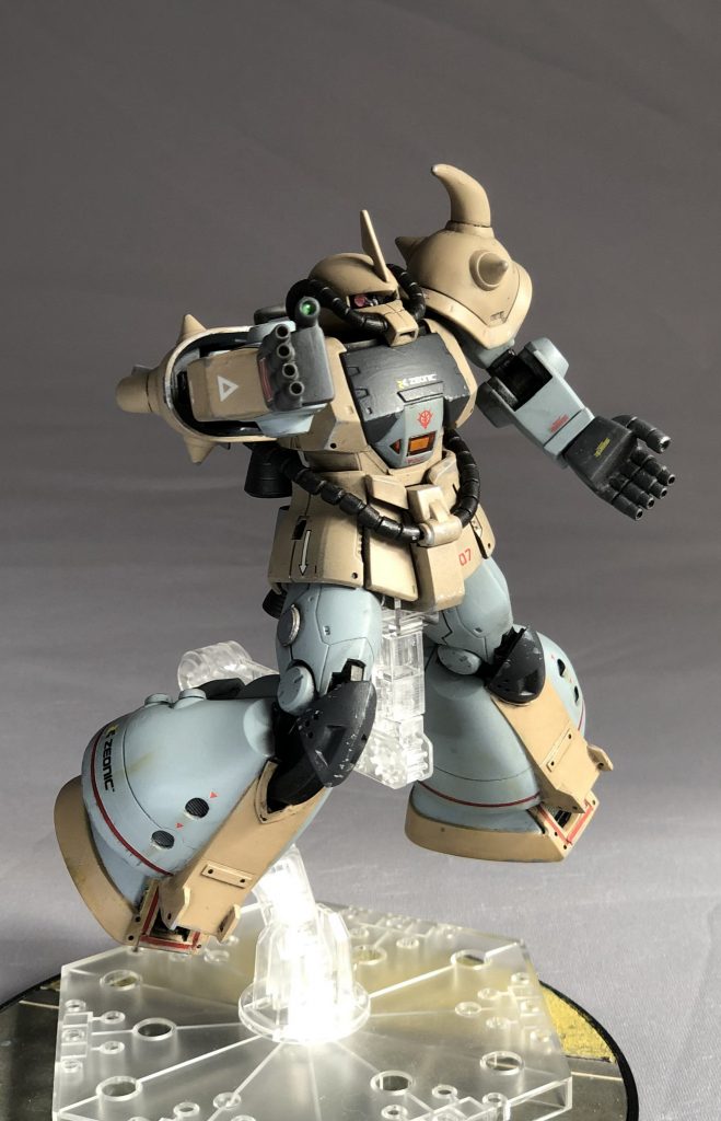 グフ飛行試験型は両腕がフィンガーバルカンになっています。これは、武器携行で左右の重量バランスが崩れると飛行に影響があると考えられたのではないかと思います。ところで、指から弾丸を射出するトンデモテクノロジーなフィンガーバルカンですが、さすがに親指からは無理なんじゃないかと思いまして、親指は照準スコープと言うことにしました。マスター・キートン先生曰く「屈曲した砲身からでも弾丸は射出できる」そうですが。