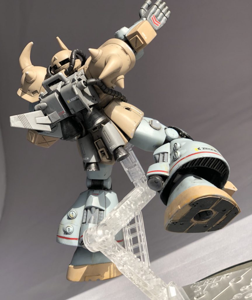 旧キットMSVの外装を、オリジンMSDのフレームにかぶせているので、可動範囲は割とあります。足首はまるごと旧キットMSVのものですが、そのままだと足裏がツルツルなのでそれっぽいディティールを追加しています。