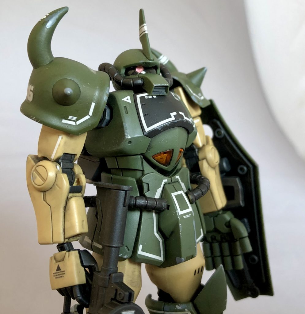 モノアイはグフカス、飛びグフ同様、開口しHアイズを埋め込みUVレジンで面一に。以上、サクッと組んでもカッコいいreviveグフでした！追記コメント欄でのzooさんのご指摘でシールドに間違ってザクレディを貼ってしまったことが判明！…まぁ、これはこれで（笑