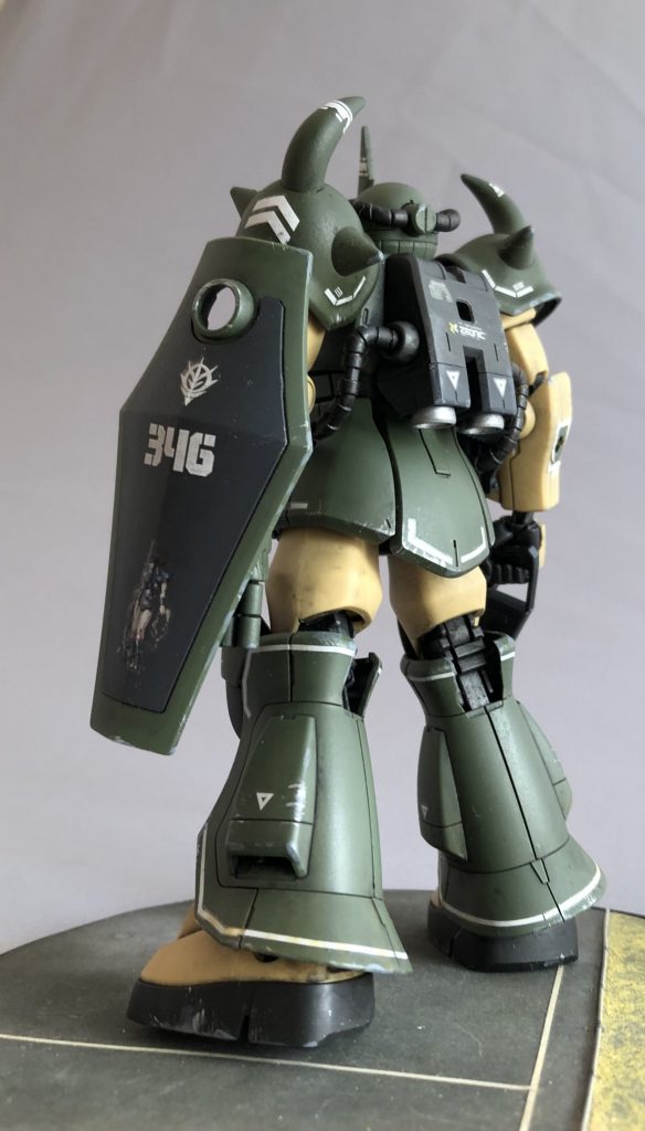 シールドにはグフレディを貼り付け。グフレディは「東南アジアで活躍したサイラス=ロック中尉のパーソナルマーク」とのことなのですが、ロック中尉の活躍が軍の広報映像で紹介され、その際映り込んだ「グフレディ」が話題に。当のロック中尉がSNSで画像データを公開したところバズって、グフ乗りたちの間でちょっとしたブームに。という、脳内設定です。フクラハギ両サイドのスラスターはキットでは塞がってしまっているので、リューターでゴリゴリと開口しておきました。