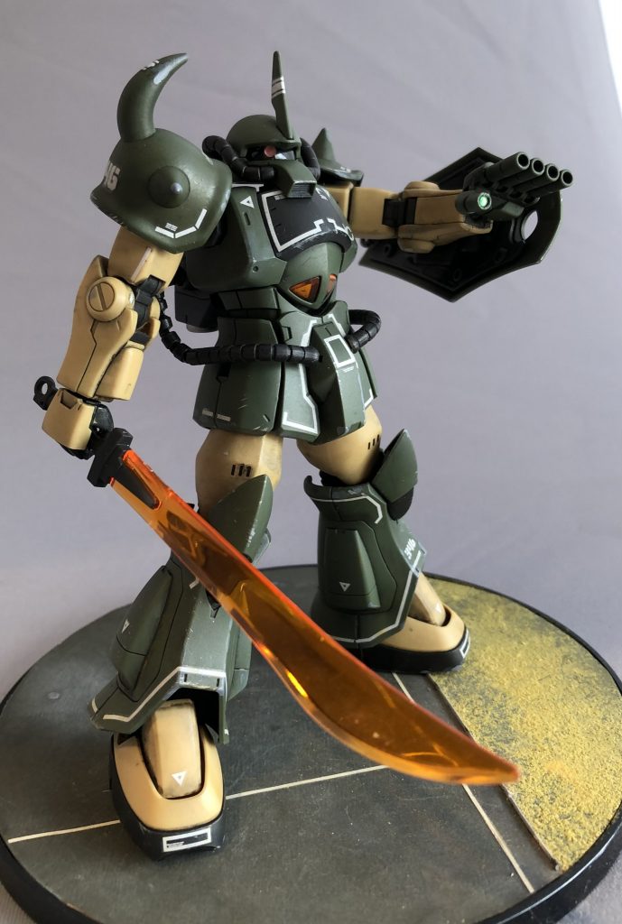 左手フィンガーバルカンは飛行試験型と同様に親指照準スコープ仕様です。ヒートサーベルはジオン脅威のメカニズム、形状記憶流体透明金属仕様ですが、私はあまり好みではないんですよねー。