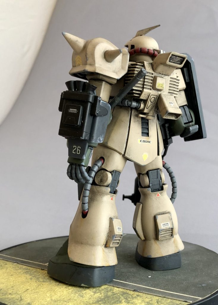 デザートタイプってバックパックにスラスターが無いんですよね。