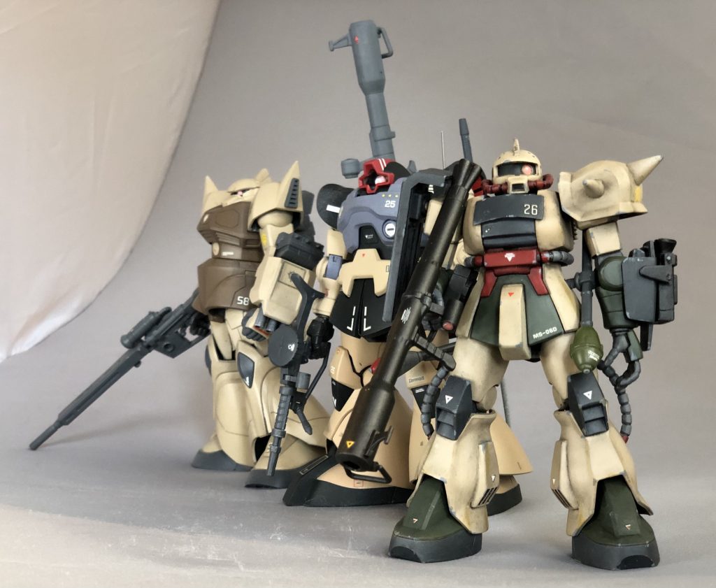 砂漠戦仕様チームと。ザクデザートタイプを隊長機とする小隊です。この編成のために陸戦型ゲルググは角飾り無しとしておりました。新鋭機は部下に回し、自らはザクを駆る隊長さんです。操縦技術が劣るモノに性能の高い機体を与え、部隊全体の生存率を上げるのは良い判断だと思います。