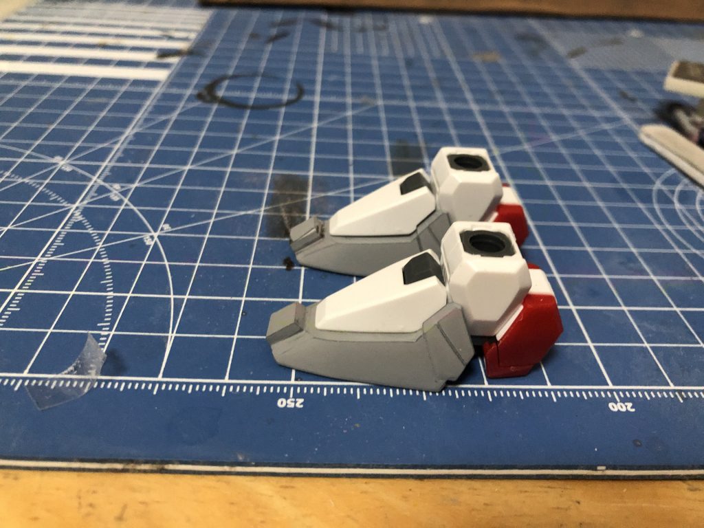 脚が小さく感じたので２ｍｍのプラバンを貼りました。