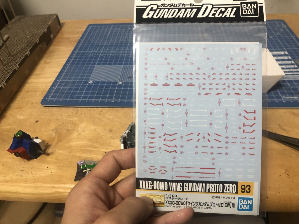 ガンダムベースで購入した、専用デカールを貼りました。塗装レシピ関節　ガンメタサフ→スターブライトアイアン　共にガイア白　グレーサフ→ピュアホワイト　共にガイアカラー塗分け　ニュートラルグレー３　ガイア赤　　グレーサフ→ガイア　　　レッド　クレオス金　　グレーサフ　ガイア　　GXブルーゴールド　クレオス。