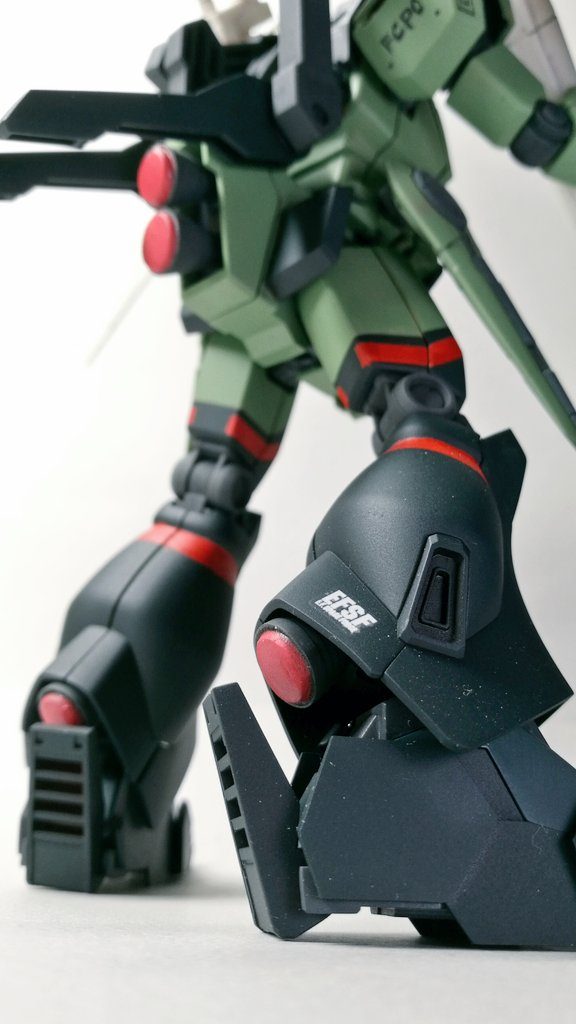 マンハンタージェガンの特徴をブラストマスターに取り入れる方向で改造。ジャンクパーツを組み合わせて各部のディテールを作りました。スラスターはエポパテで塞いでいます。