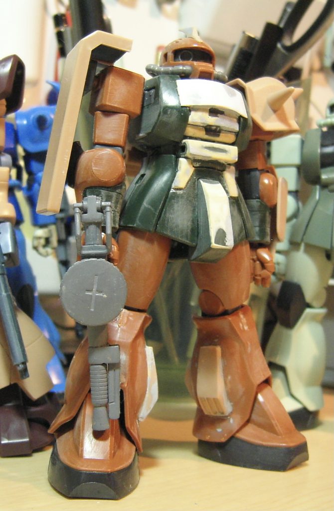 こんな感じで「ニコイチ」と言いつつも、ほぼ旧HGUCです。旧キットから移植できたのは武装を除くと両肩と脚のダクトぐらいで、胸から腹部の造形はほぼ新造です。改造ベースとしては旧HGUCぐらい単純な構造の方が作業しやすいですね。