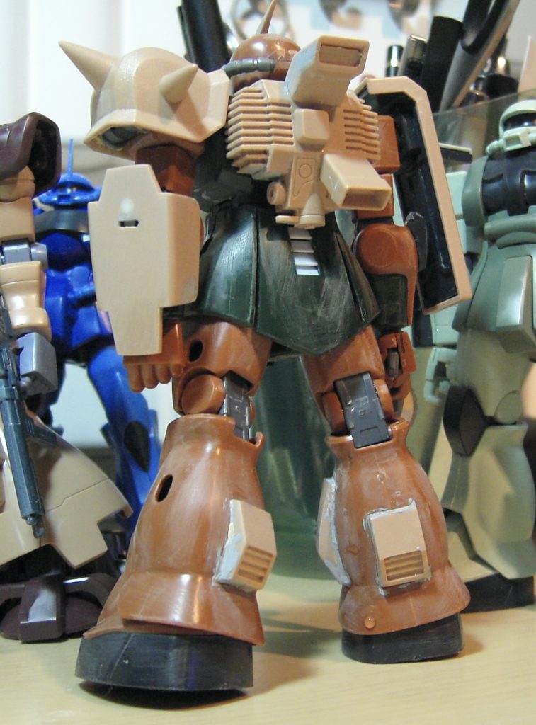 旧HGUCガルマザクを芯にしての改修点は下記の通り。・旧キットより頭部アンテナ移植・モノアイスリットには開口をし丸バーニア+Hアイズでディテール追加・胴体前面胸部増加装甲、腹部動力パイプ基部、フンドシ部前面、背面排熱スリットをエポパテとプラ板で新造・旧キットよりバックパック移植・旧キットより右肩シールド左肩ショルダー&肘アーマー移植・旧キットより膝パッド移植・旧キットよりフクラハギ内側および背面スラスターを移植その後…..↓全塗装↓デカール貼り↓つや消しコート↓ウォッシング↓ウェザリング↓仕上げつや消しコート