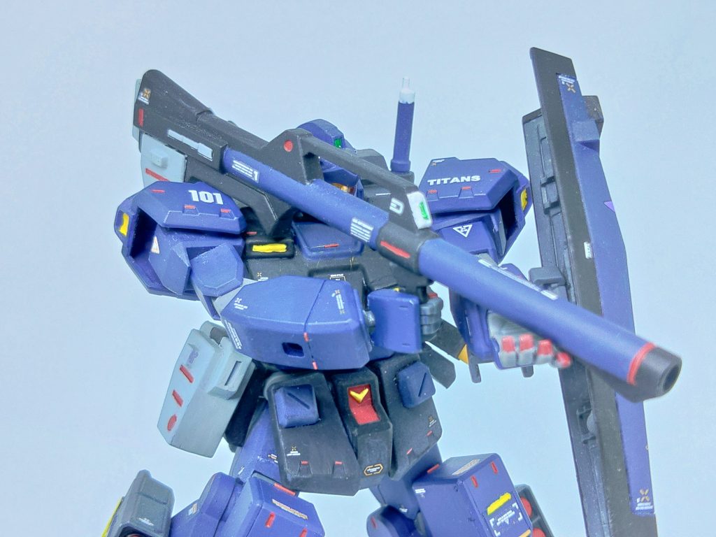 主兵装のハイパーバズーカです。バズーカ本体はパワードジムから、予備弾倉は旧キットの武器セットから持ってきました。弾倉がちょっと大きいですけどね。