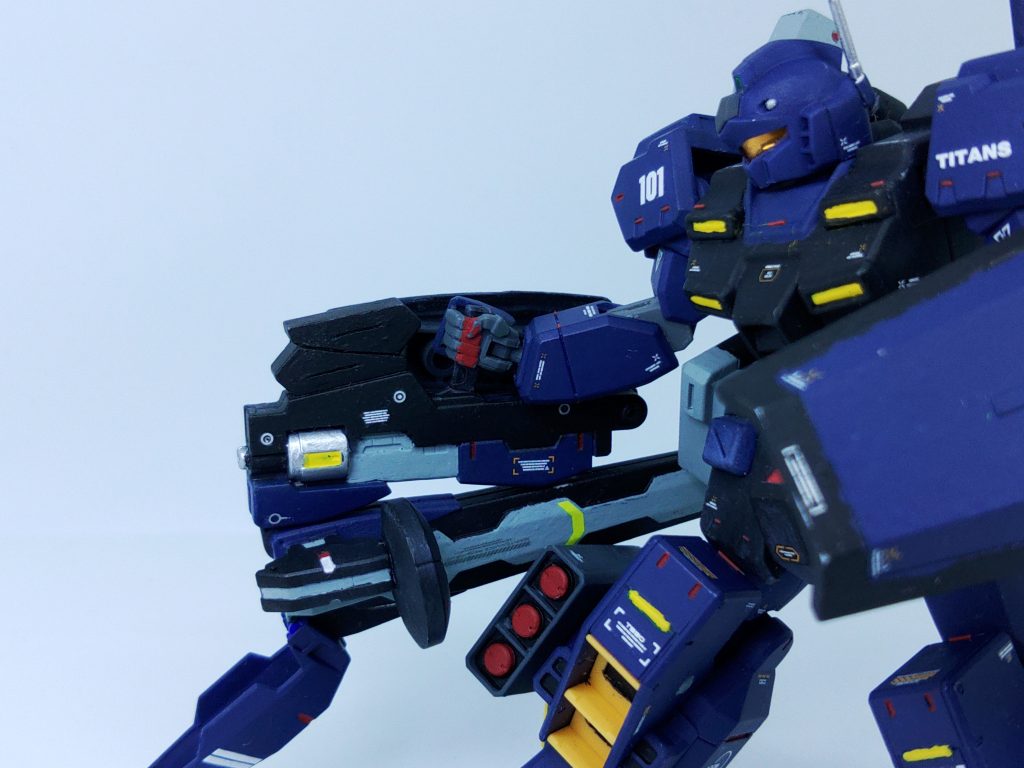 バレル部を折り畳む事で、速射性に優れたビームマシンガンモードに切り替えが可能です。