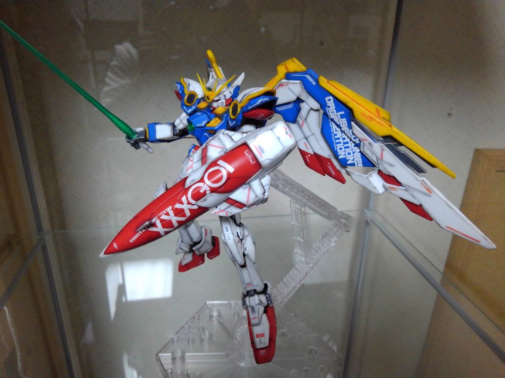 何故かデカールを途中で紛失してしまったので、ウイングとシールドは余っていたMGのデカールで代用しました。文字がでか過ぎますがF1カーっぽくて逆に気に入っています。デカデカと型式番号をアピールしているのは隠密行動が基本のレジスタンス兵器としてどうかとは思いますが戦国武将が刃を交える前に「やぁやぁ我こそは○○の○○である～」と名乗りを上げるノリに近いものを感じていて割と好きです。