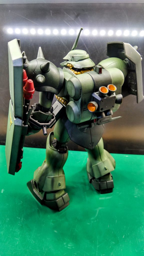 この背面のリアルなミリタリー感がジオン系のMSぽくていいですね～。ああー、ネオジオンだけど、ジークジオンと叫ぼう。