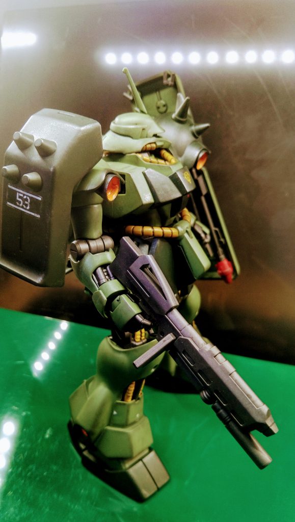 この佇む雰囲気は兵器としての信頼感を感じますね。ザクの系譜としての設計らしですが、ドムの重厚さも感じられると思うのは歳よりの要らぬ思慕でしょうかね。