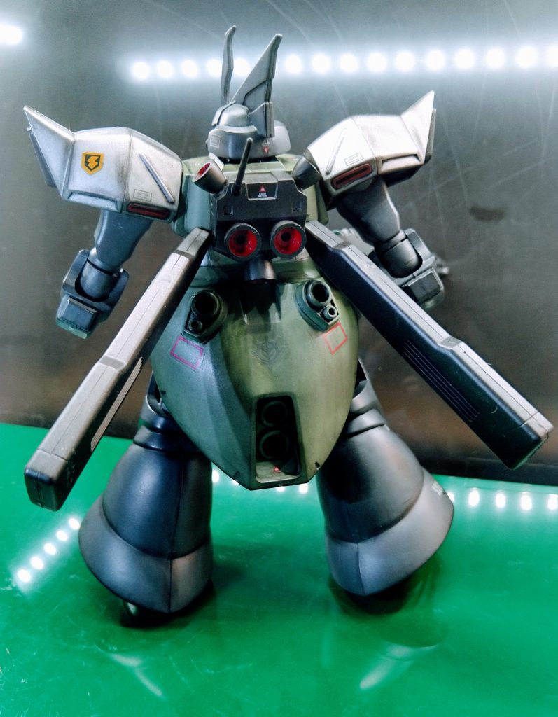 後ろ姿はなんとなく、甲虫ぽくて可愛い感じですね。 