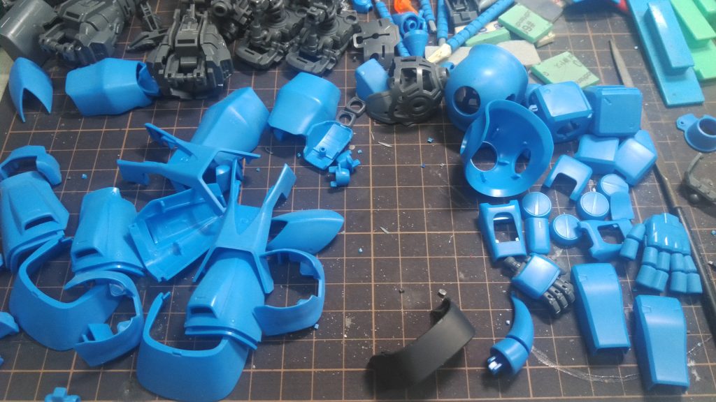 今回は光沢仕上げなので外装パーツは表面処理を念入りに行いました。600→800→1000とヤスリがけをしました。