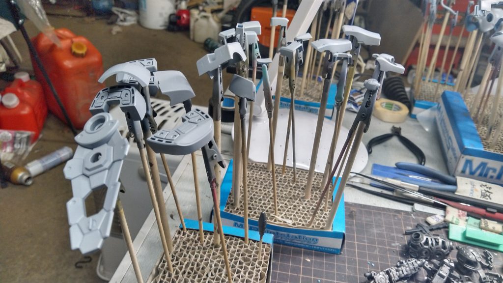 サーフェイサーを吹いて細かいキズを埋め、そこからさらに2000番のペーパーで磨きました。