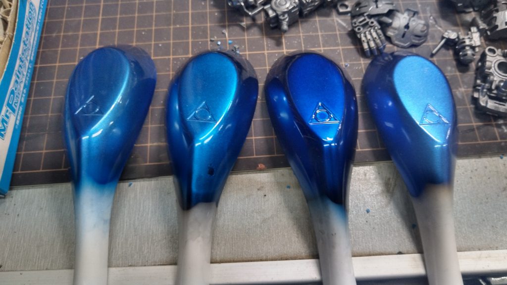 メタリックの青塗料の選定をしました。100均のれんげに試し塗りしています。今回は左から二番目のガイアカラーのメタリックブルーをメインの青部分に使用する事にしました。