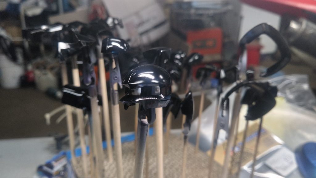 下地として光沢のブラックを吹きました。今回はガイアカラーのアルティメットブラックを使用しました。表面処理の甲斐もあり、この段階でも比較的光沢が出ていると思います。