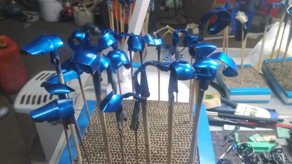 ガイアカラーのメタリックブルーを塗りました。陰影がハッキリ出るので、局面の多いグフに似合うのではないかという事が選ぶ決めてとなりました。この写真にはありませんが濃い青の部分はクレオスのサファイアブルー、黒の部分はガイアカラーのスターブライトアイアンを使用しています。