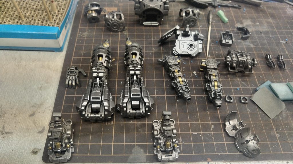 フレームや内装メカ部分は可動させることやABS素材のダメージを考慮して水性ホビーカラーで塗装しました。せっかくプレゼントしても関節ボロっといったら悲しいですもんね…💦カラーは焼鉄色を使用し、外装のピカピカ光沢と差別化しました。ガンダムマーカーでワンポイント部分塗装もしました。