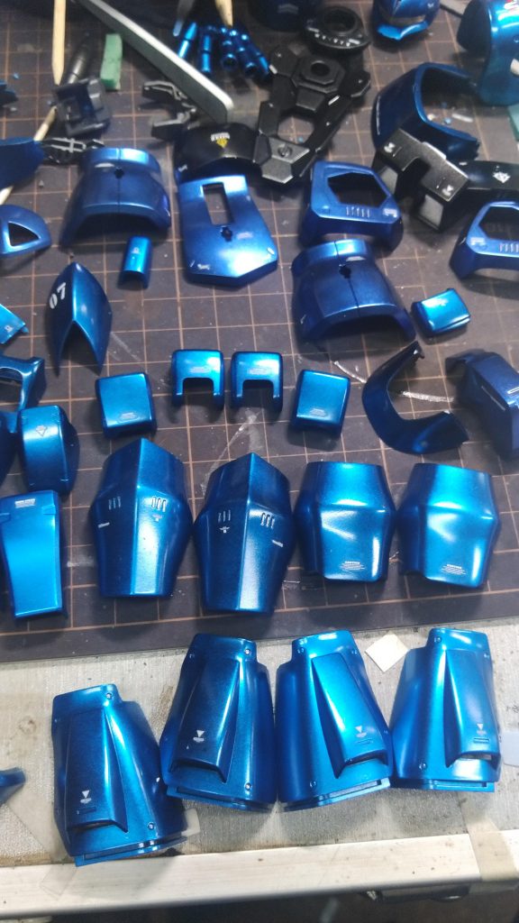 デカールはガンダムデカールとストックしてあった汎用デカールを使用しました。数はほどほどにして、場所によってはミスの誤魔化しで貼ってるのもあります。この後さらに光沢クリアーを吹いてデカール保護し、コンパウンドで磨いた後組み上げて完成です!