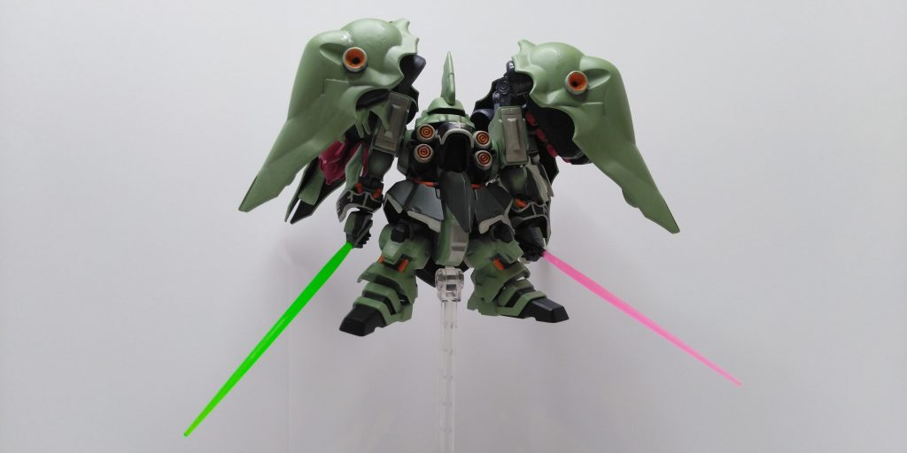 ビームサーベル刃はクシャトリヤ(緑)用がHGUCF91のものを、リゼル用(ピンク)はジャンクから。柄の形もクシャ用は角、リゼル用は丸にしています。