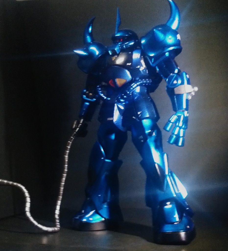 メタリックの質感を表現する撮影は難しいですね光のあて方で全然雰囲気が変わってしまいます。スマホのカメラの性能が低いっぽいのも悩みどころ…。でも色々と試し甲斐があるので面白くもありますね。