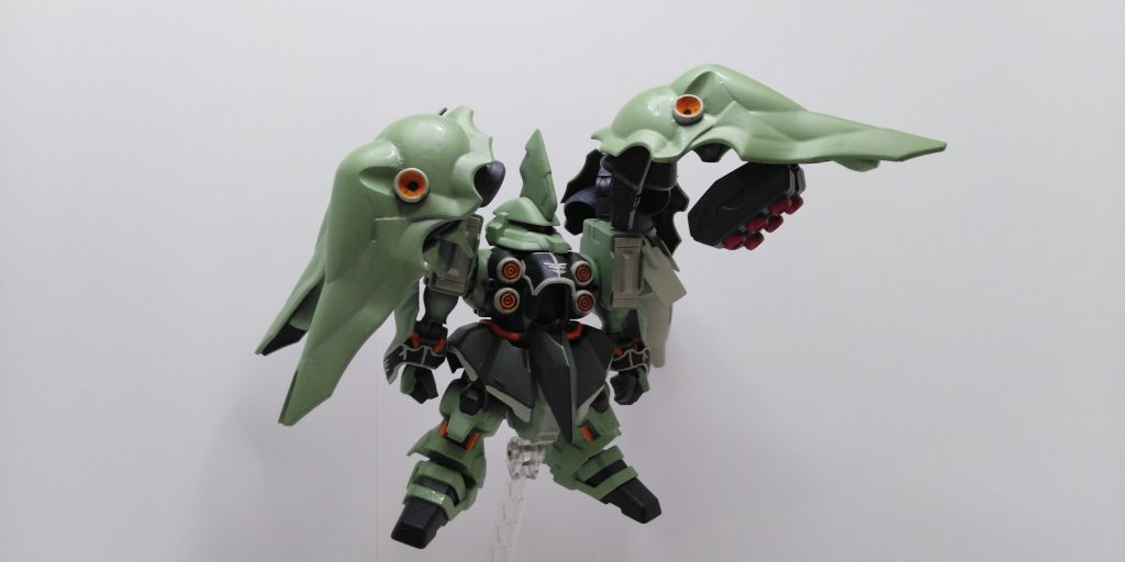 サザビーのファンネルラックは発射形態へと可動するようにしてます。