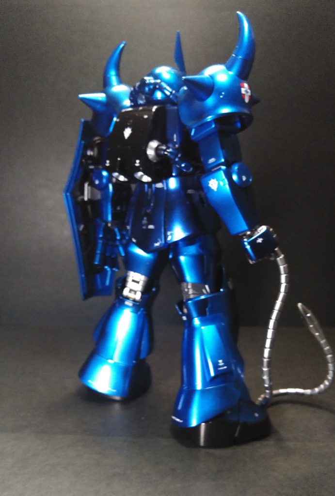 光沢メタリックに合うだろうと思い、今回は画用紙で黒バックにし、暗い中でライトをいくつか当てて撮影してみました。