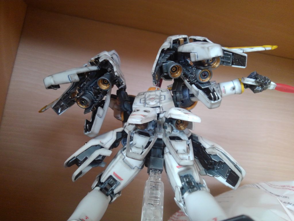 トールギスは背中で魅せる機体だと思っているので背面は特に頑張りました裏打ちの無い装甲裏は黒鉄色を筆塗り、バーニアの中心部にも金属ビーズを埋めました。