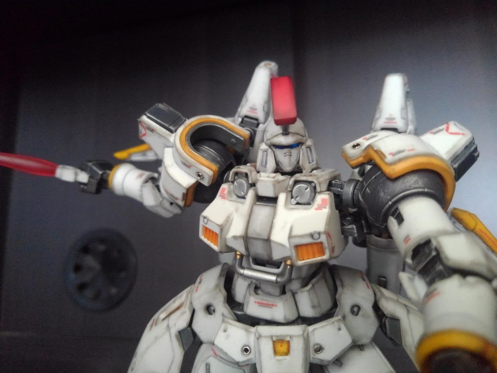 カメラアイは裏からシルバー、表からクリアブルーを筆塗りしています