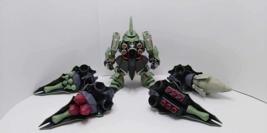 全て筆塗りで緑系2色のみ水性ホビーカラーで、よもぎいろと濃緑色(暗緑色)(2)日本陸軍機用を使いました。その他はファレホ。袖などの白はデッキタン、黒はブラックグレイ、間接はロンドングレーで3色はモデルカラー。黄色はゲームカラーのオレンジファイヤー。名前からしてなんか好き。リゼルのサーベル柄はメカカラーのチタンダークブルー。筆塗装後にファレホのウレタンバーニッシュ光沢を筆塗りし、スミイレ。その後つや消しを筆塗り。気泡がすごかった..