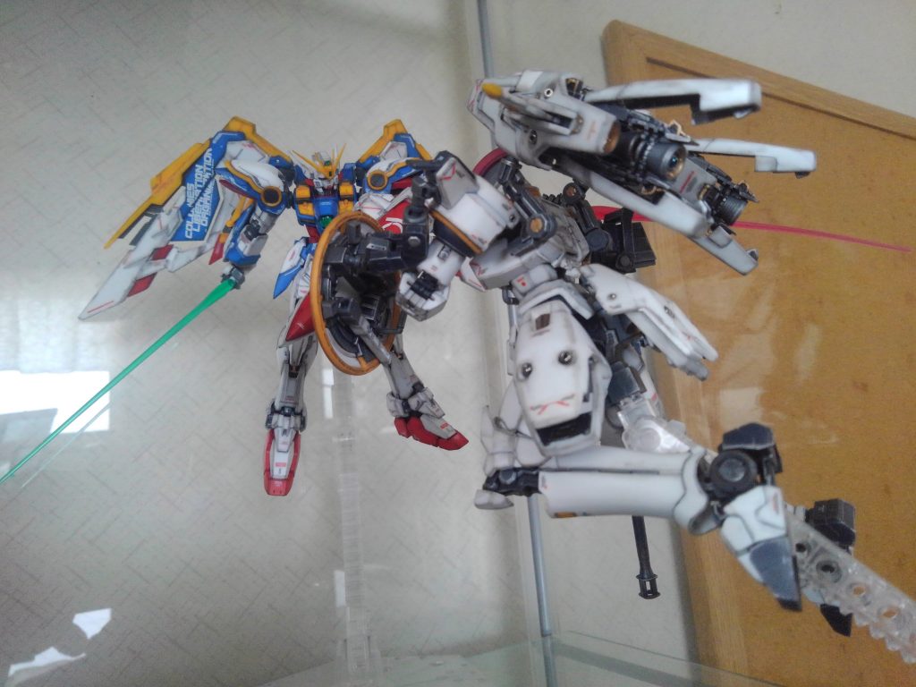 ガンダム01に肉薄するトールギス！どちらも高機動型でかつ主兵装はオーソドックスなビームサーベルと高火力長身砲性能的には瓜二つの最新型と最古のＭＳ、この２機の対比がとても好きです