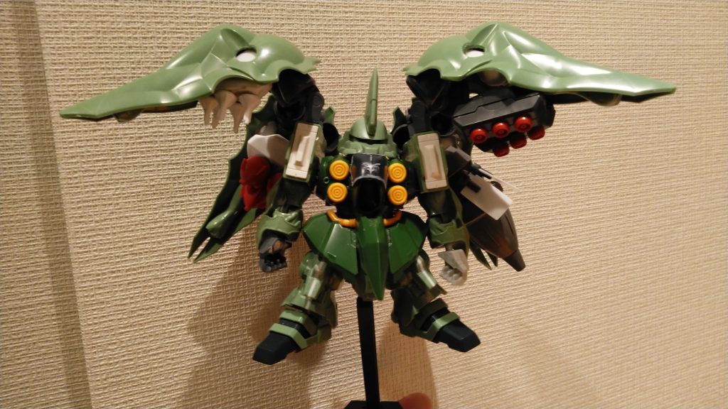 足は1.2mm幅増。付け根の位置も変更し太く見えるようにしてます。手首はクロスシルエットのもの。バインダーのメガ粒子砲はくりぬいてウエーブのバーニアに変更。