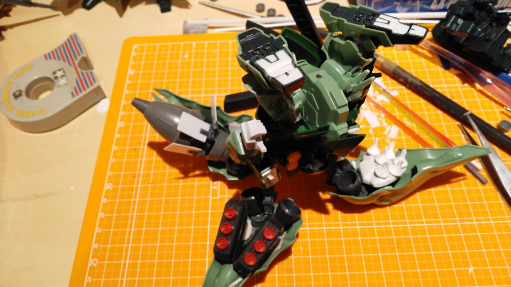 バインダー内側のバーニアはコトブキヤ。バインダーやファンネルラックの接続に今回もボールデンが大活躍。足裏はプラ板で埋めました。塗装前の改造部分の画像だけ、動画にまとめてます。↓https://youtu.be/U1ZuBJ932CI切手だったけど、楽しかったから良し。次またがんばろう！特に塗装。