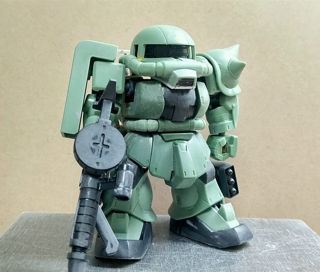 正面からは普通のザクです。頭を上下の繋ぎ面で1mm下げてます。